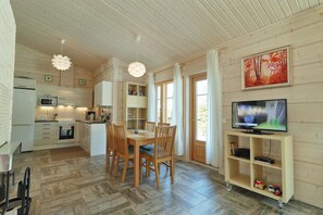 Family Villa, 2 Bedrooms, Sauna, Lakeside | Ruang tamu | 32 inci televisyen LED dengan digital, TV Pintar, pendiangan