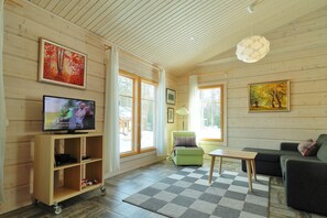 Villa familiale, 2 chambres, sauna, au bord du lac | Aire de séjour | Téléviseur connecté, foyer, Netflix, lecteur de DVD