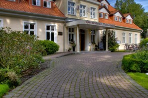 A building with a sign reading "Serrenhans Bohlenhof". - Lieblingsplatz Bohlendorf (Wiek)