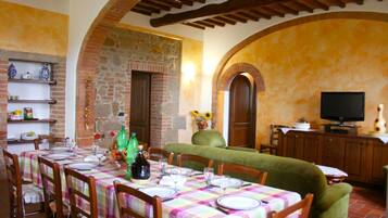 Villa, camere multiple, accessibile ai disabili | Area soggiorno | TV a schermo piatto