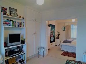 Deluxe-Suite, 2 Schlafzimmer, Terrasse | Wohnbereich | 20-Zoll-Flachbildfernseher mit Kabelempfang, Fernseher, DVD-Player