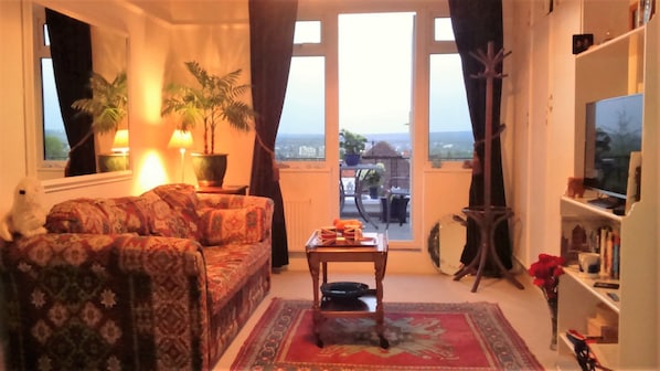 Deluxe Suite, 2 Bedrooms, Terrace | Living room - Crystal Palace B&B (London)