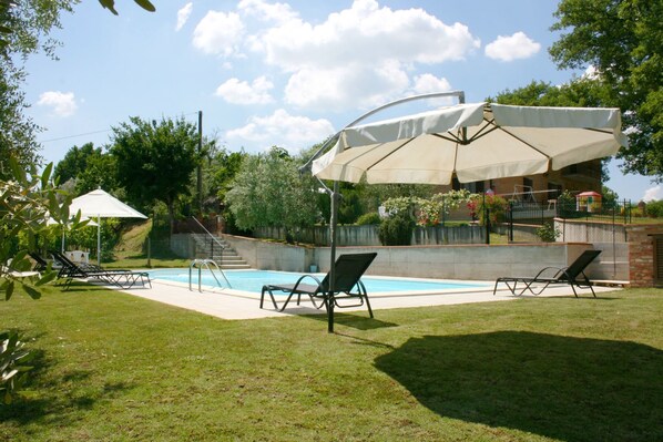 Outdoor pool, pool umbrellas, pool loungers - Wonderful Private Villa With Private Pool, TV, Pets Allowed and Parking, Close to Montepulciano (Montepulciano)