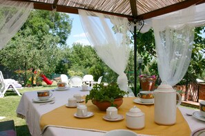Gazebo - Wonderful Private Villa With Private Pool, TV, Pets Allowed and Parking, Close to Montepulciano (Montepulciano)