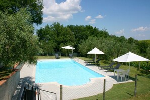 Outdoor pool, pool umbrellas, pool loungers - Wonderful Private Villa With Private Pool, TV, Pets Allowed and Parking, Close to Montepulciano (Montepulciano)