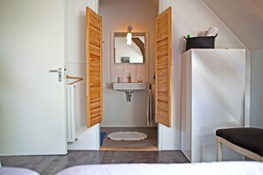 Regadera, amenidades de baño gratuitas, secadora de cabello, toallas