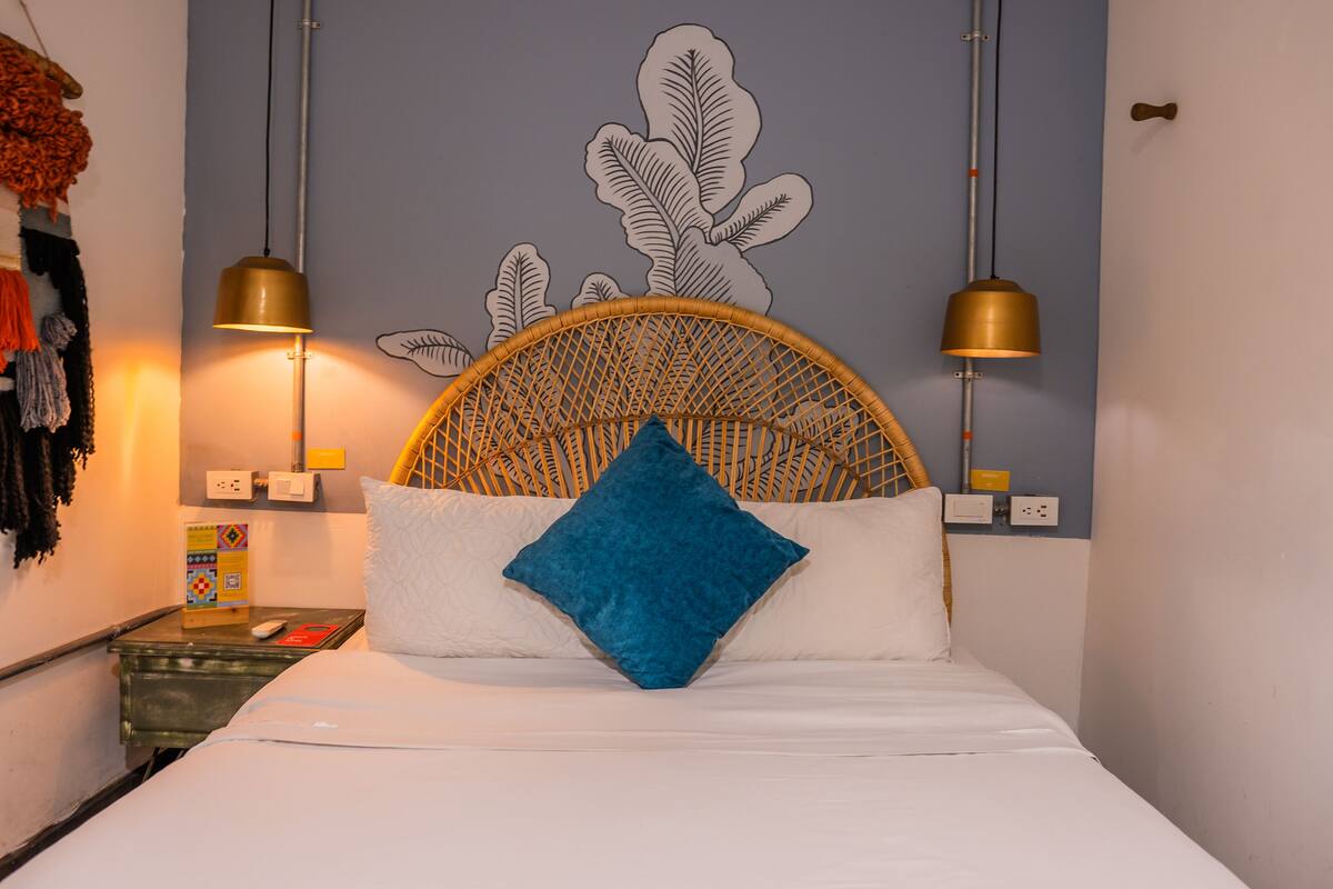 Small Room Shared Bathroom | WiFi (free), bed sheets