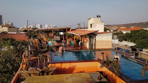 A rooftop pool area with a view of the city skyline, including high-rise buildings. - Hotel Kim (Cartagena)