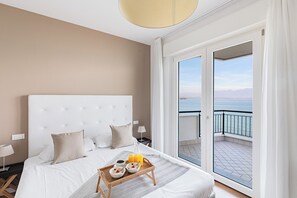 Apartment, 1 Bedroom, Lake View | 1 bilik tidur, seterika/papan seterika, Wi-fi percuma, cadar katil 
