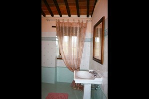 Villa - 4 soveværelser | Badeværelse | Bruser, bidet, håndklæder