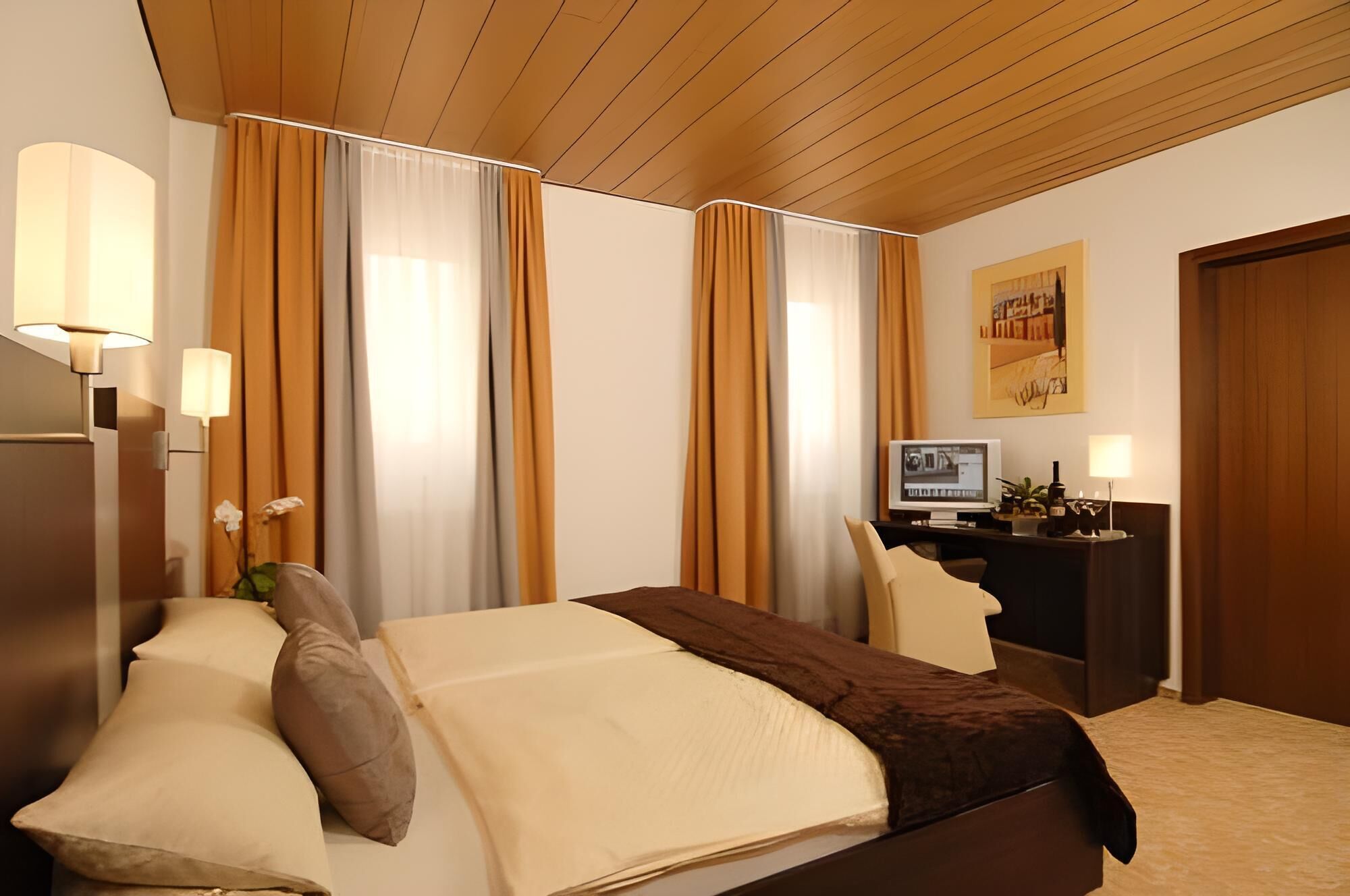 Suite | Minibar, caja de seguridad en la habitación y escritorio 