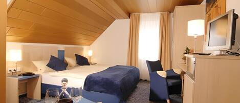 Kahden hengen businesshuone | Minibaari, tallelokero huoneessa, työpöytä, silitysrauta/-lauta