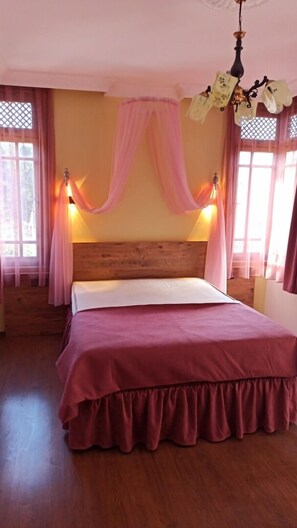 Laptop workspace, iron/ironing board, free WiFi