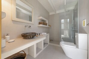 Villa, 2 Bedrooms, Accessible, Garden View | Bilik Mandi | Pancuran mandi, hulu semburan mandi hujan, pengering rambut 