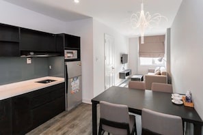 Apartment, 1 Bedroom | In-room dining