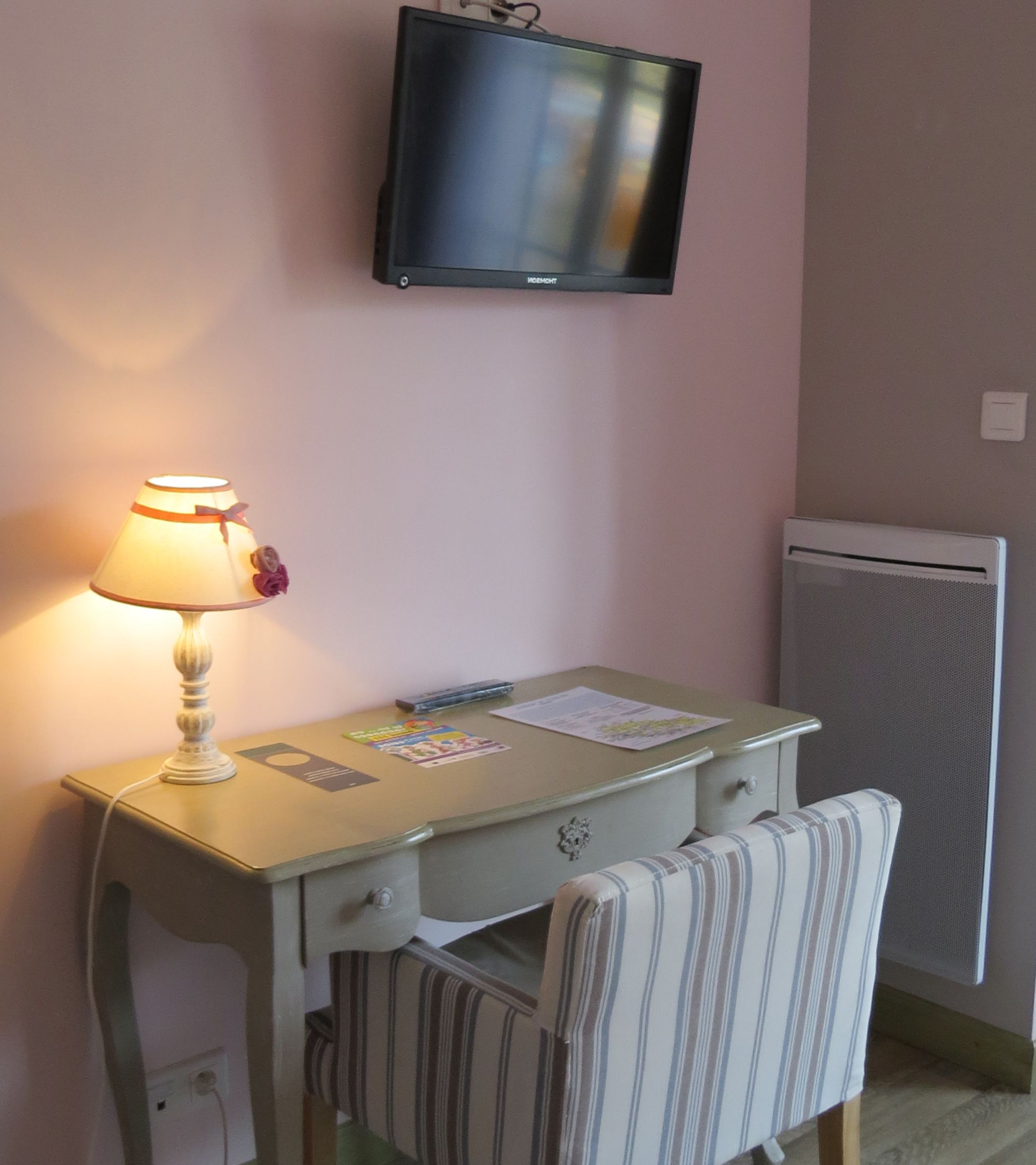 comfort double room, 1 queen bed (3) | 1 bedroom, individually decorated, individually furnished, desk