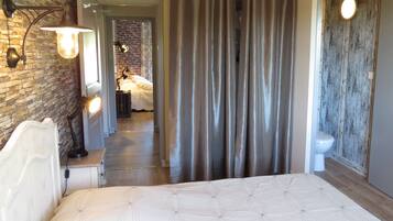 بديكورات فريدة لكل غرفة وطراز فريد لكل وحدة ومكتب وتجهيزات عازلة للصوت