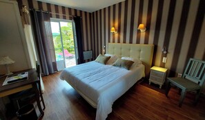 Comfort-Doppelzimmer, Terrasse, Hügelblick (15) | Individuell dekoriert, individuell eingerichtet, Schreibtisch
