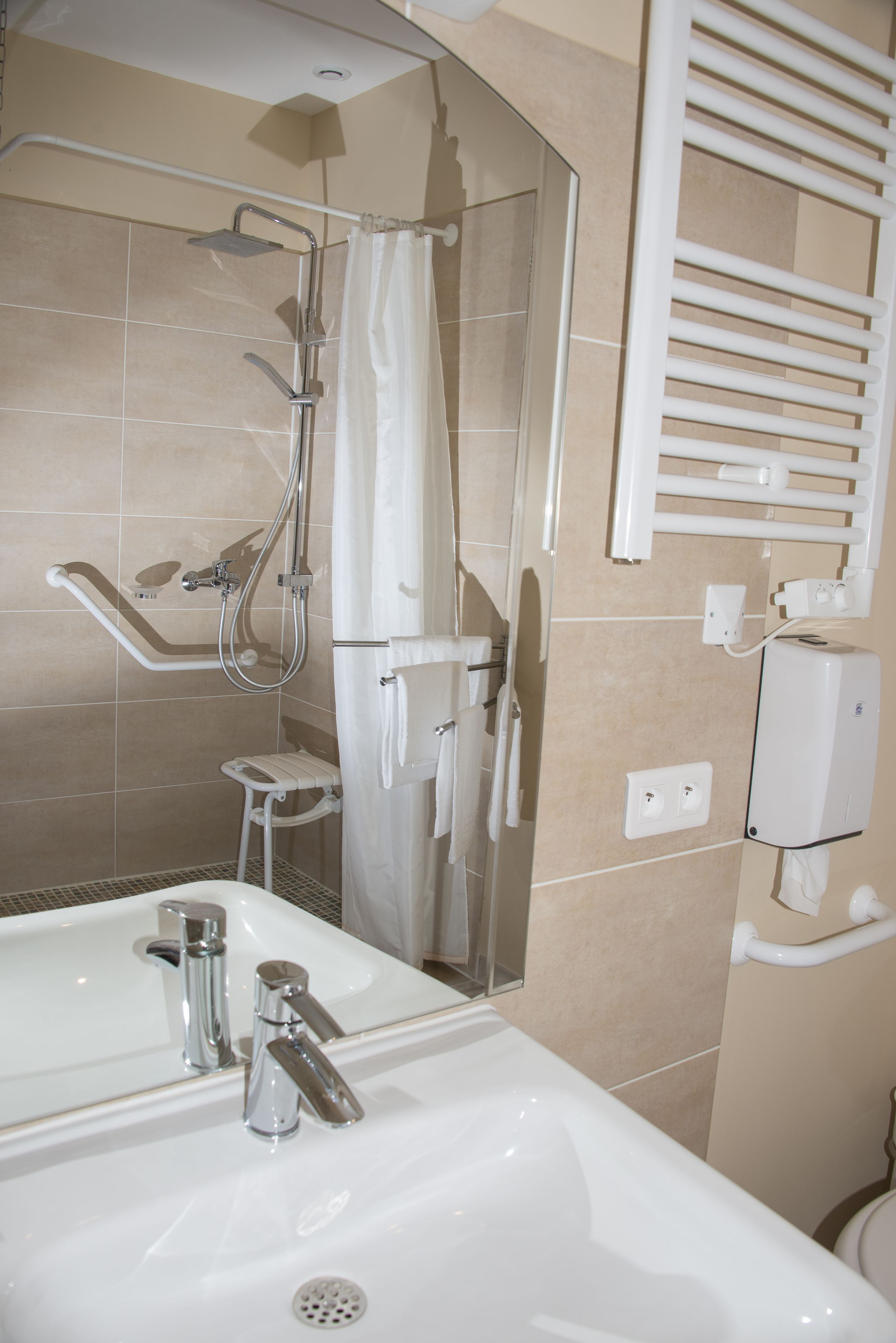 classic double room, accessible (6) | bathroom | shower, free toiletries, hair dryer, towels