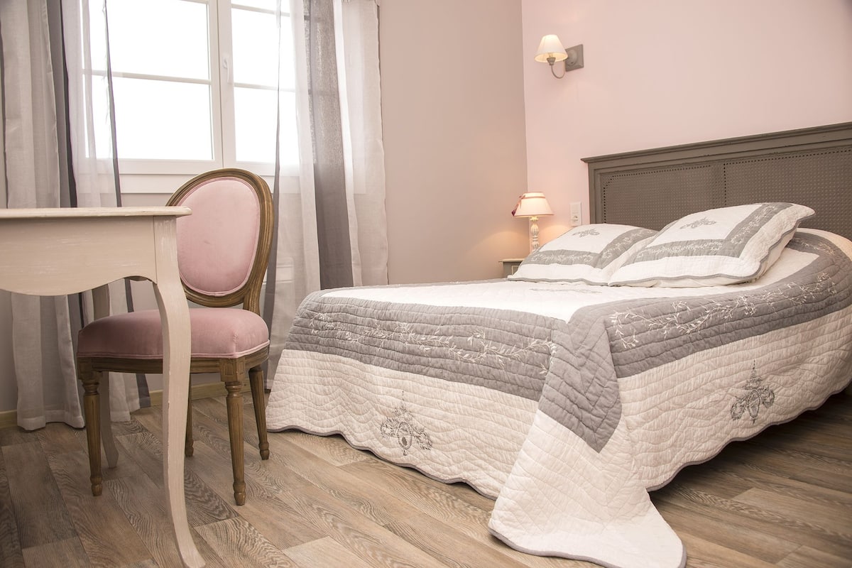 Comfort dubbelrum (7) | 1 sovrum, individuell inredning, unika möbler och skrivbord
