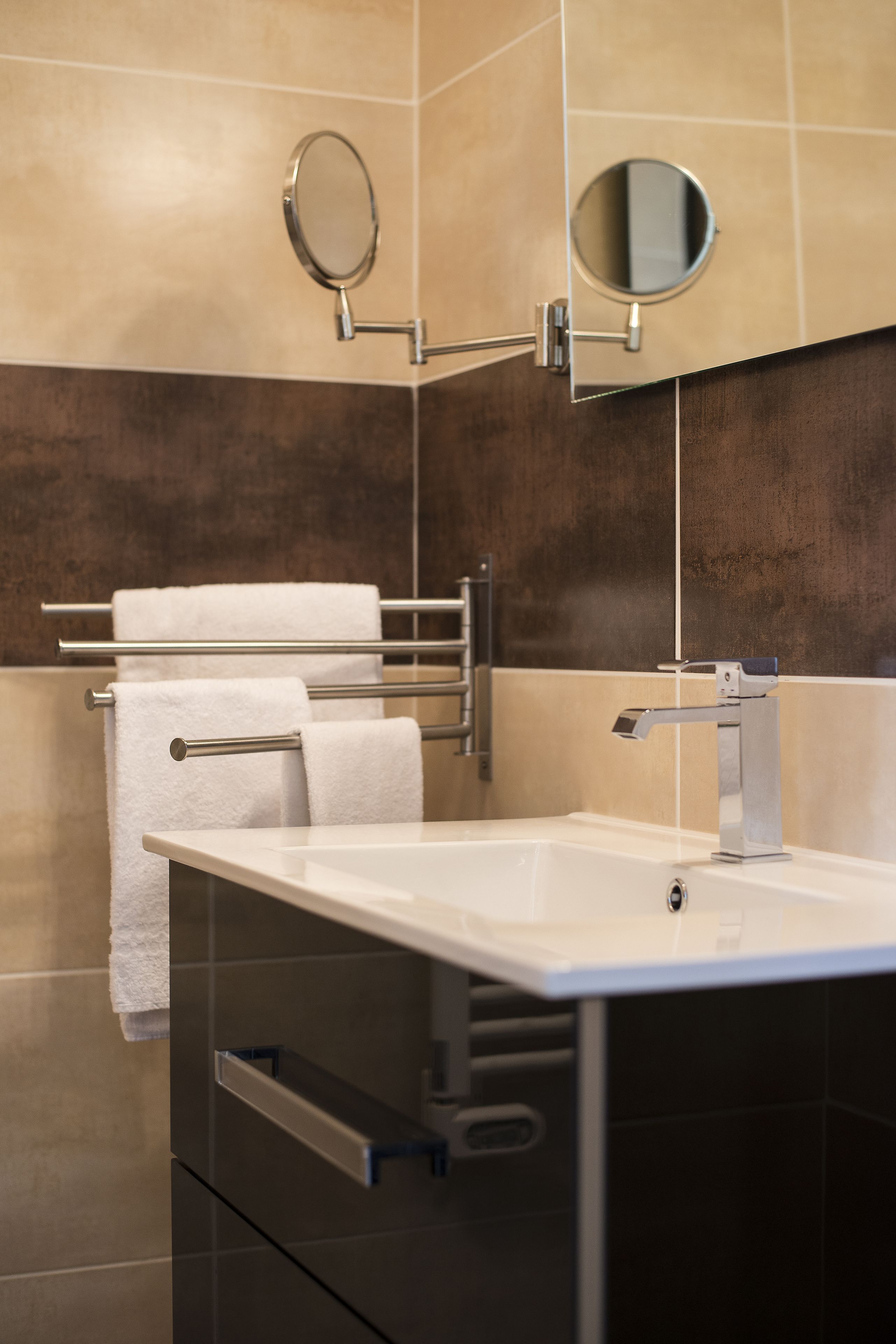 deluxe quadruple room, pool view (8) | bathroom sink