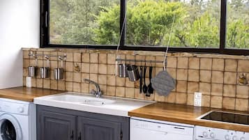 Apartamento | Cozinha privada | Refrigerador em uma área comum, micro-ondas em uma área comum