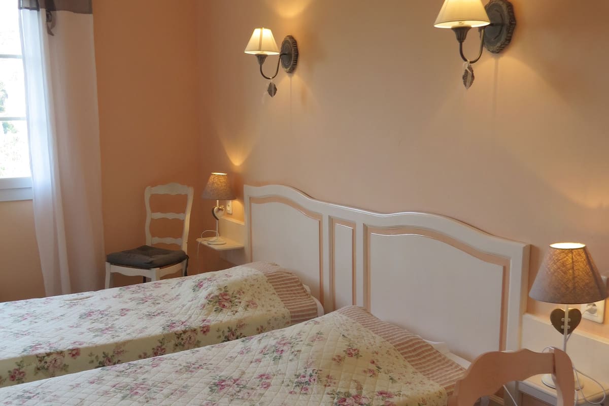 Comfort tvÄbÀddsrum - utsikt mot bergen (19) | 1 sovrum, individuell inredning, unika möbler och skrivbord