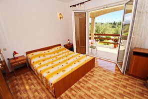 Apartamento standard, 1 quarto, terraço, vista para o jardim | 1 quarto, escrivaninha, berços grátis, Wi-Fi de cortesia