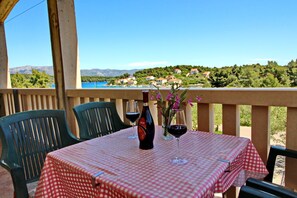 Standard-Apartment, 1 Schlafzimmer, Terrasse, Meerblick | Balkon