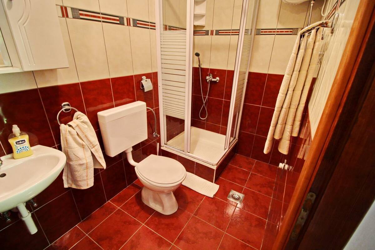 Chuveiro, secador de cabelo (mediante solicitação), toalhas de banho