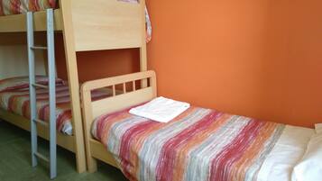 Dreibettzimmer, Gemeinschaftsbad | Kostenloses WLAN, Bettwäsche, Rollstuhlgeeignet