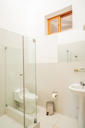 Een bad/douchecombinatie, gratis toiletartikelen, handdoeken