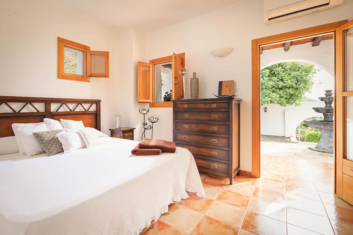 Classic-Doppelzimmer, Terrasse, zum Innenhof hin | Hochwertige Bettwaren, Daunenbettdecken