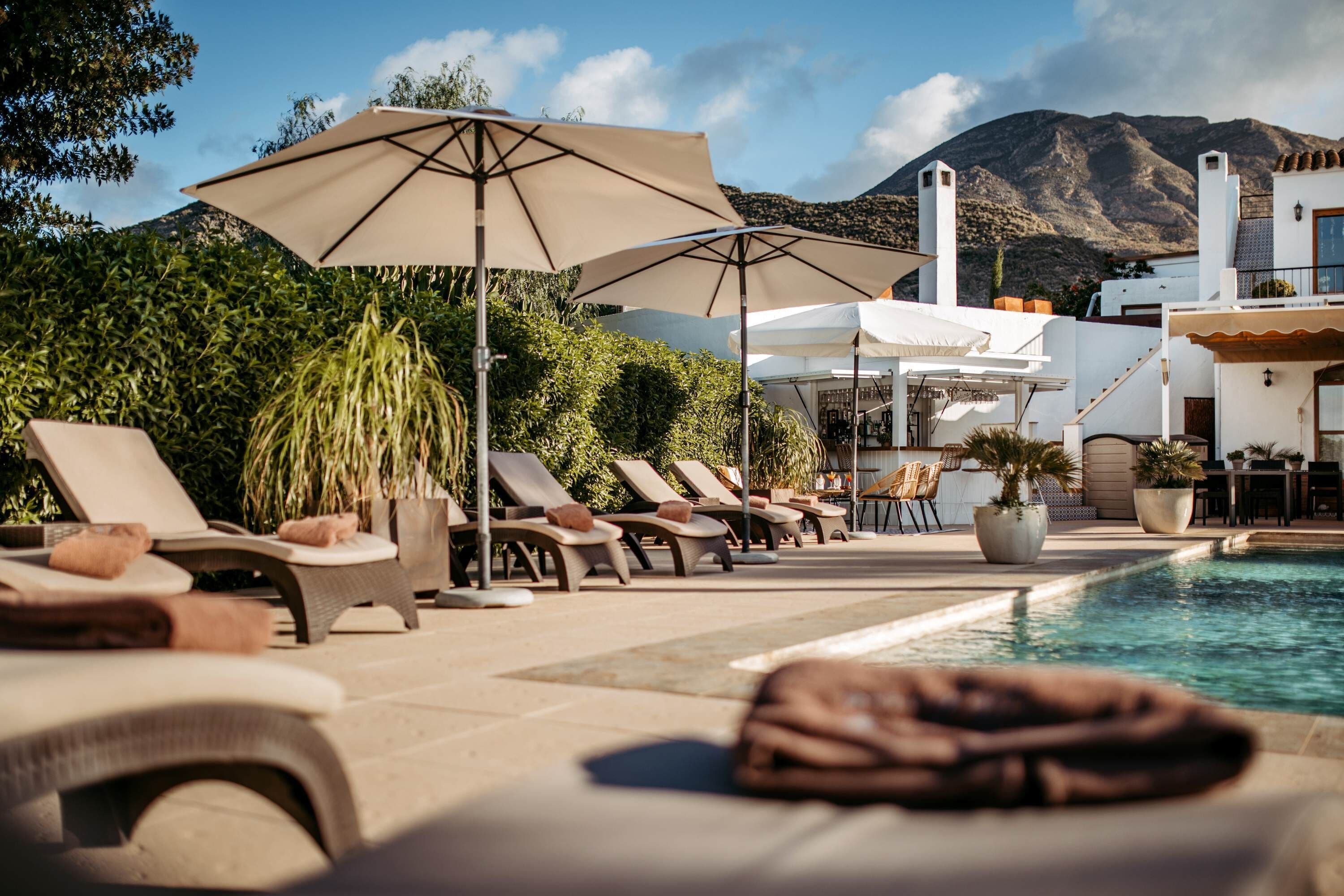 Udendørs pool, parasoller, liggestole