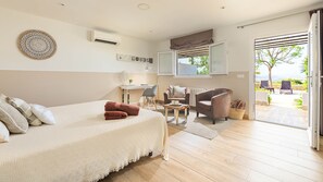 Premium bedding, down duvets, memory-foam beds, in-room safe - Boutique Hideaway Cortijo El Sarmiento (Mojacar)