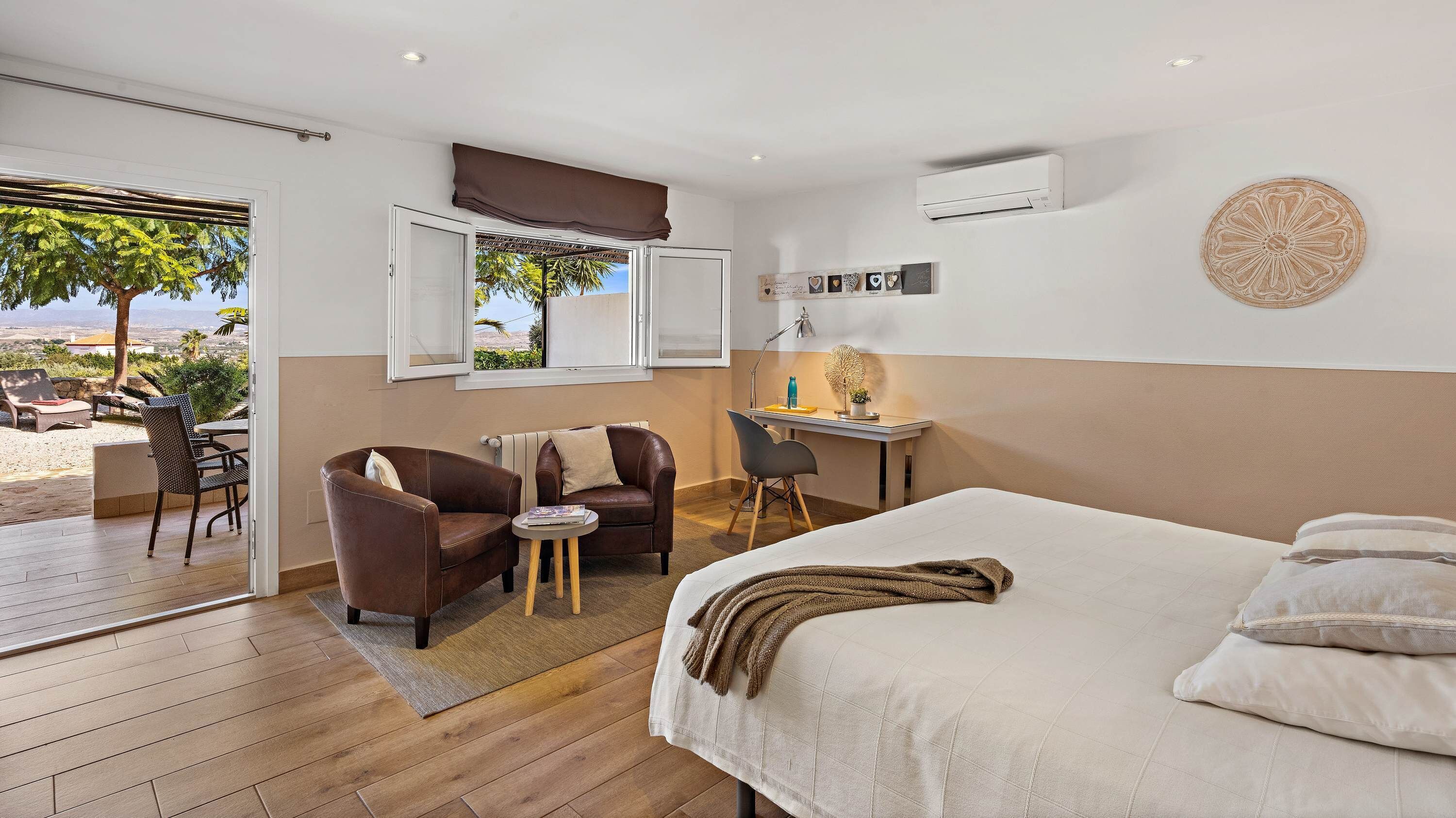 Habitació doble Deluxe, pati hawaià, zona enjardinada | Sala d'estar | Llibres 