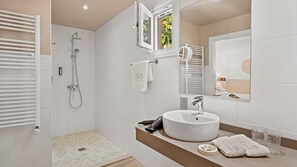 Deluxe-dobbeltværelse - hawaiiansk terrasse - have-område | Badeværelse | Bruser, brusehoved med spredningseffekt, miljøvenlige toiletartikler