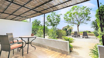 Habitación Deluxe doble, lanai, en la zona del jardín | Ropa de cama de alta calidad y edredones de plumas