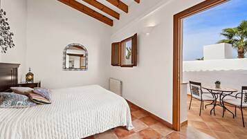 Habitación doble superior, terraza, en la zona del patio | Ropa de cama de alta calidad y edredones de plumas