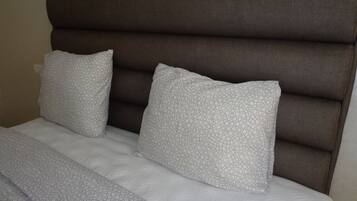 Deluxe-Penthouse, 2 Schlafzimmer, barrierefrei, Gartenblick | 1 Schlafzimmer, hochwertige Bettwaren, individuell dekoriert