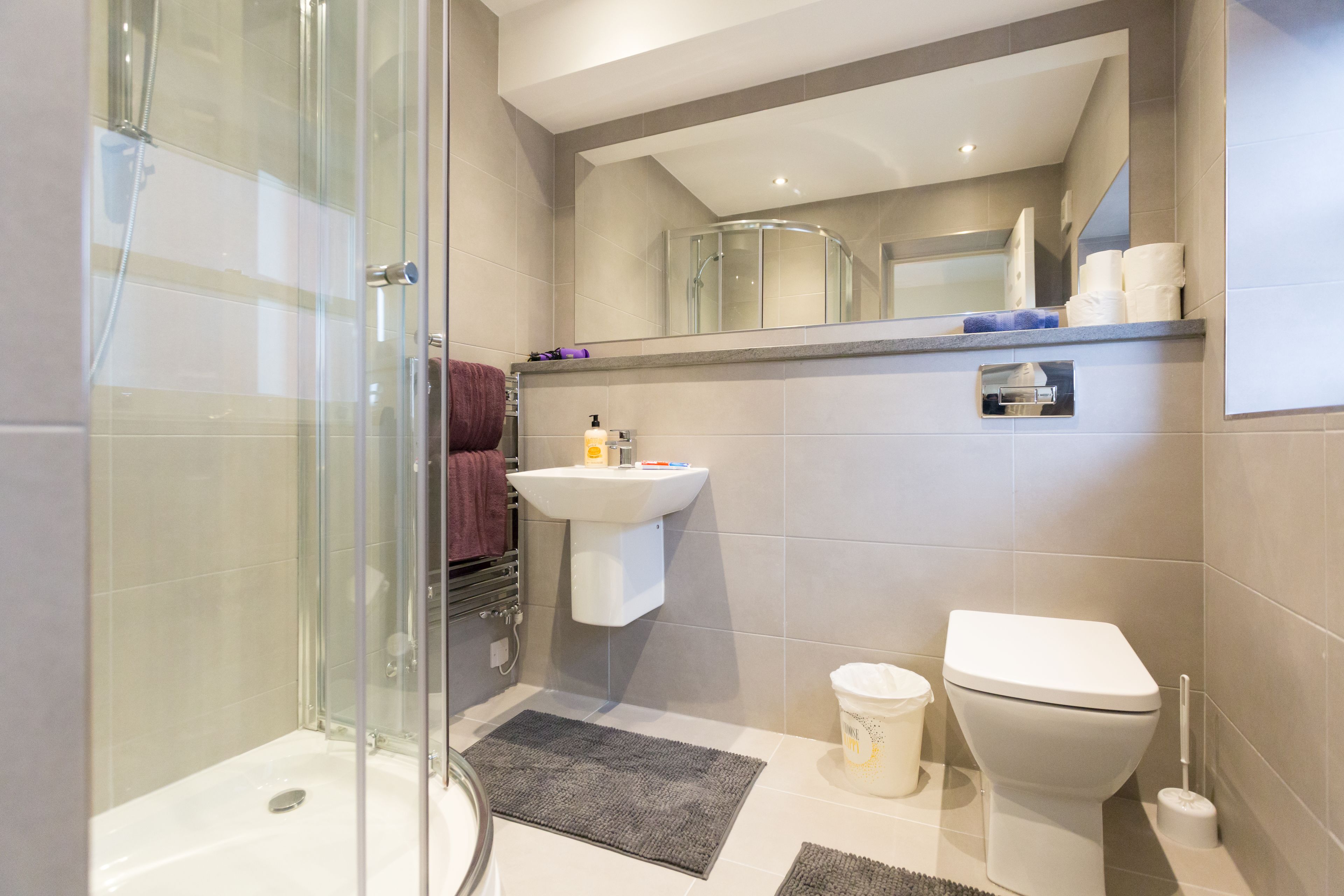 Appartement luxueux, 1 chambre, cuisine, vue sur la ville | Salle de bain | Douche, articles de toilette (gratuits), séchoir à cheveux