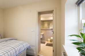 1 bedroom, premium bedding, desk, iron/ironing board - SpaceSavers (Sheffield)