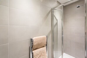 Luxury Apartment, 1 Bedroom, Kitchen, City View | Bathroom | Shower, free toiletries, hair dryer, towels - SpaceSavers (Sheffield)