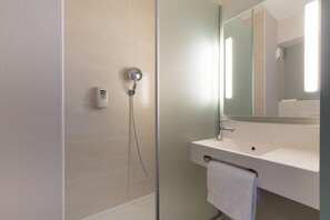 Douche, serviettes fournies