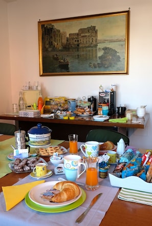 Free daily buffet breakfast - B&B Galileo (Naples)