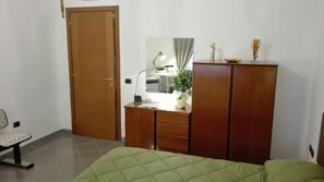 Premium bedding, down duvets, pillow-top beds, minibar - B&B Galileo (Naples)