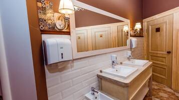 Shower, free toiletries, towels