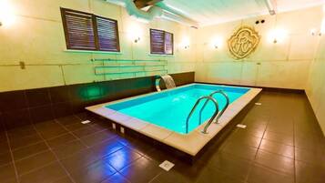 Indoor spa tub