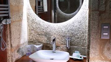 Double Room | Bathroom | Free toiletries, hair dryer, towels