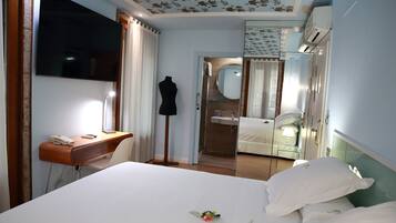 Minibar, coffres-forts dans les chambres, bureau, rideaux occultants